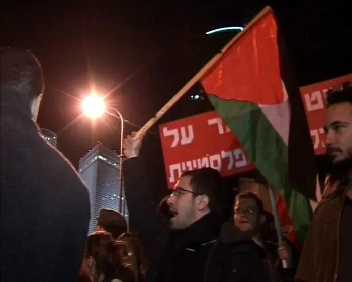 פעילי שמאל הפגינו: "התקיפה פשע מלחמה"
