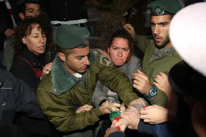 מאות מפגינים חסמו ציר תנועה מרכזי בת"א