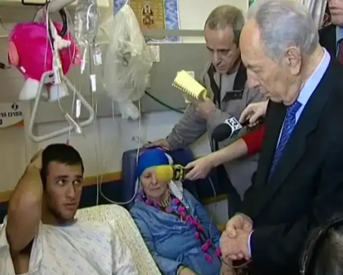פרס ביקר חיילים שנפצעו במבצע בעזה
