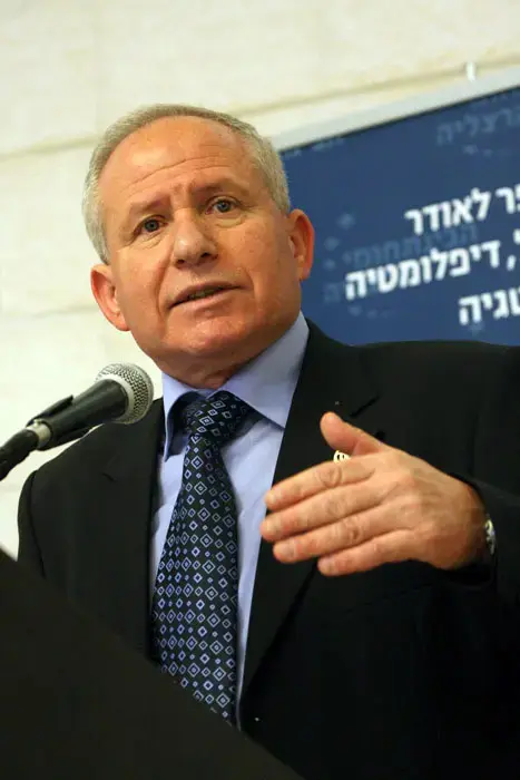עשרות הפגינו מול דיכטר:  "אתה פושע מלחמה"