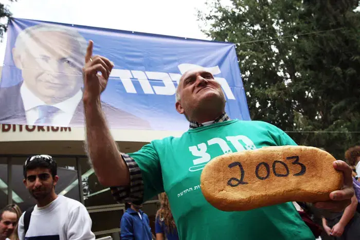 שולח לחמו על פני הבוחרים
