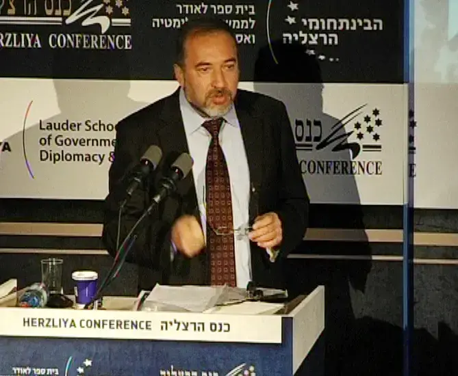 ליברמן קרא לנאמנות, מפגינים קראו לו גזען