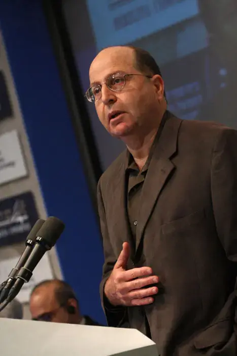 יעלון מאשר: "אוספים מודיעין על לבנון"