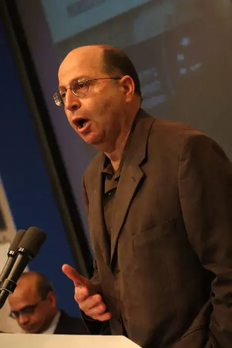יעלון: "מוותר על תיק הביטחון עבור ברק"