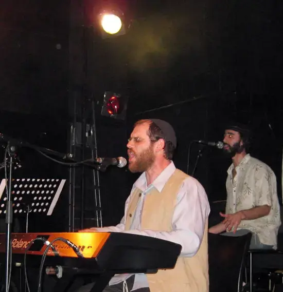בכורה: קבלת שבת עם אהרון רזאל