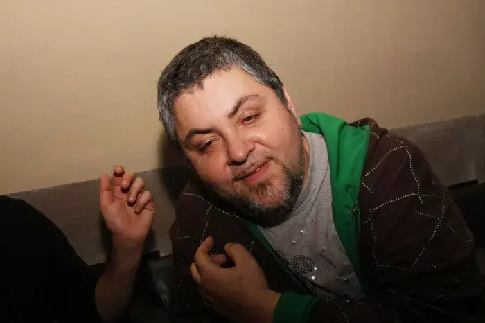 כמה פעמים עברי לידר מושמע בבתי קפה?