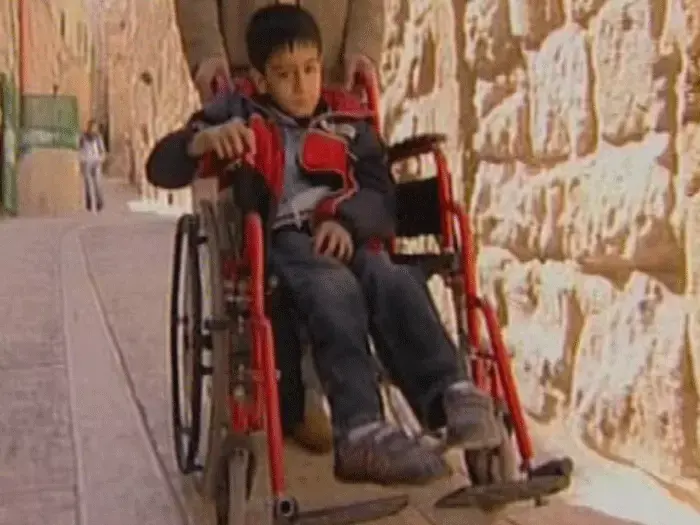 חברון: המנהל האזרחי סייע לילד משותק