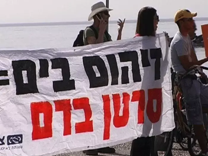 "מחרבנים לנו את הים"