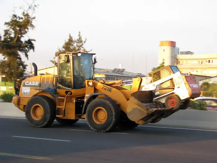 פועל נדרס למוות ע"י טרקטור בו נהג בנו בשפלה