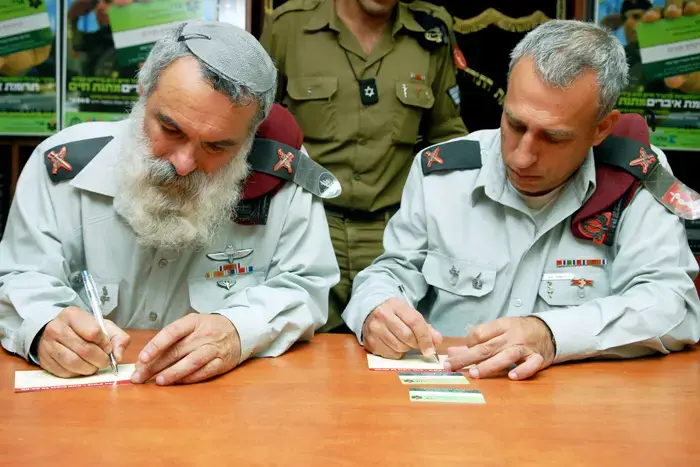 קריאות להדחתו של הרב הצבאי הראשי