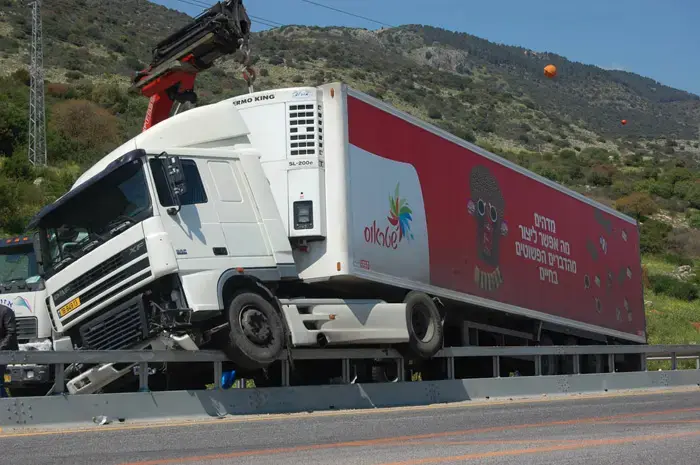 יושב על הגדר