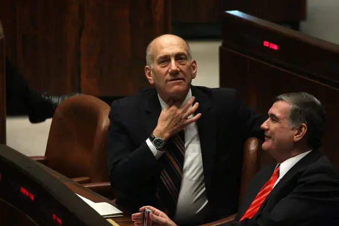 "אולמרט טייל בעולם וקיבל עשרות אלפי דולרים"