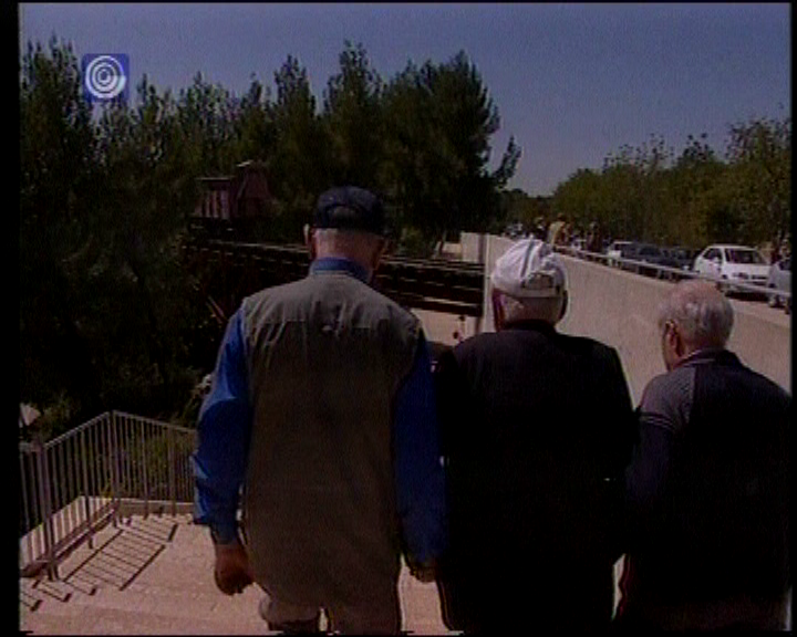 "אז היינו מספרים, היום מצלמים את פנינו"