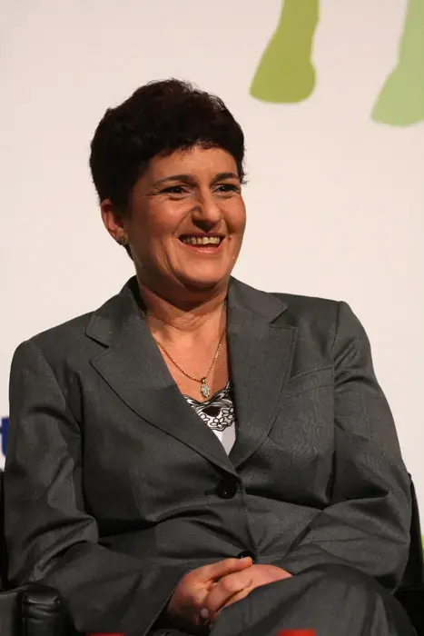 סמדר ברבר צדיק צוחקת כל הדרך אל הבנק