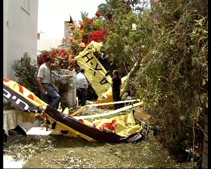 מטוס התרסק על בית בנס ציונה: הטייס נפצע קשה