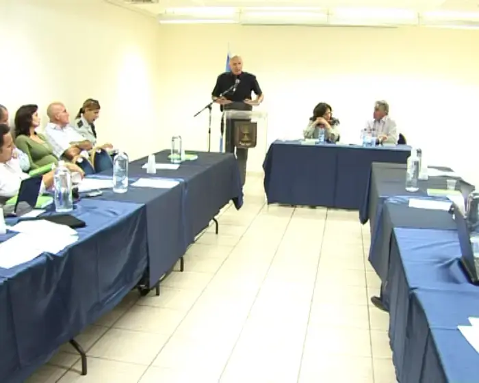 "מפקדים היכו חיילים וקשרו אותם לעץ"