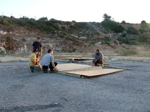 ערב שבת בשומרון: מאחז חדש, אבנים על פלסטינים