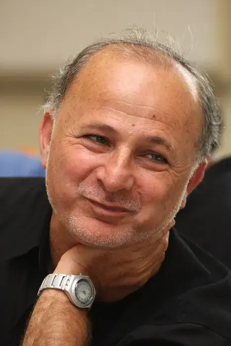 מי מלכלך על שקלאר במייל?