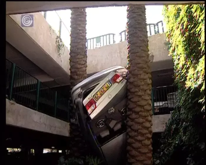 נהגה ללא רישיון ונפלה מקומה 3 בחניון