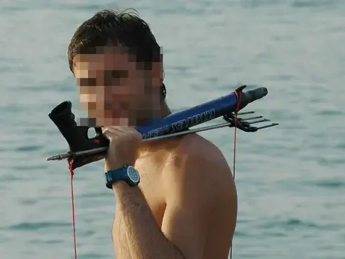רב עם חברו וירה עליו חץ מרובה דיג