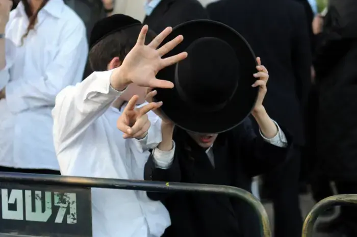 500 חרדים הפגינו נגד פתיחת חניון קרתא