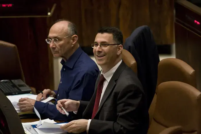 סער: "לא נחליף מנהלים בגלל לחץ של הורים"