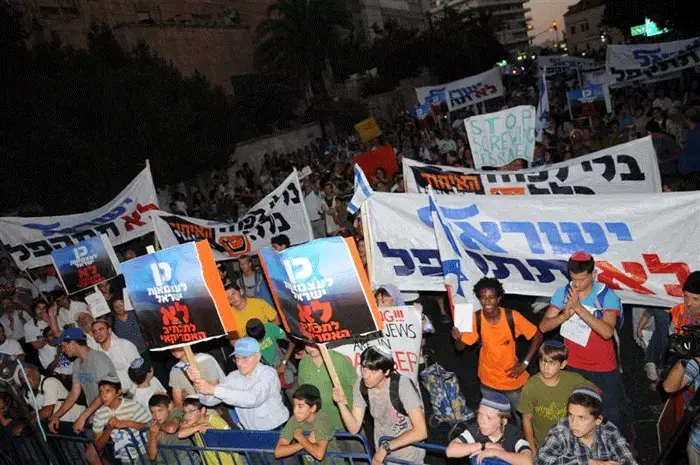 השוטר שכיכב ב"עג'מי" יפצה מפגין ימין