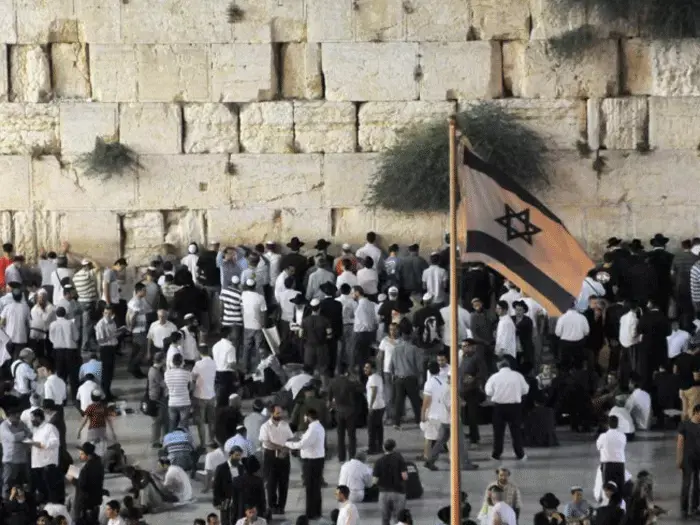 נגמרו ימי בין המצרים, בכותל מתפללים