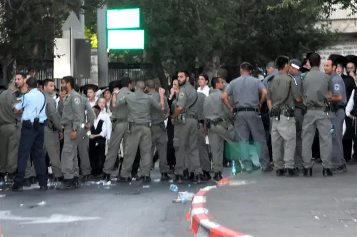 עימותים אלימים בין חרדים לשוטרים בי-ם