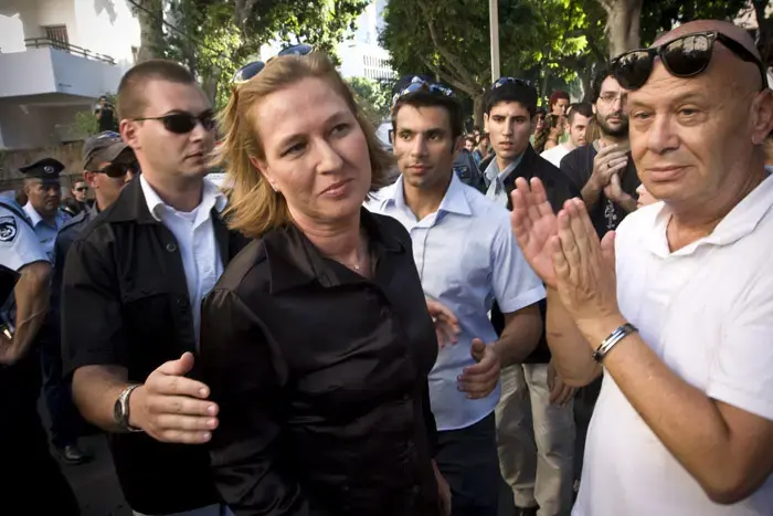 העבודה: "לבני היסטרית וחלשה במעשים"