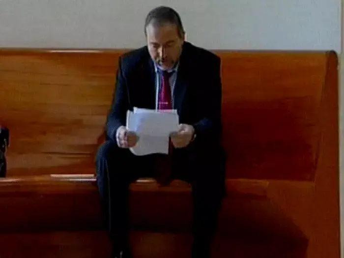המשטרה: להאשים את ליברמן בקבלת שוחד