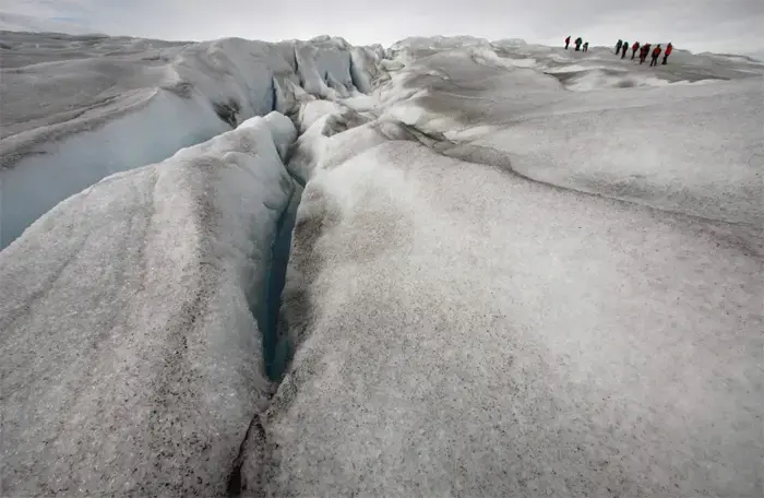 קבוצת מטיילים בקרחונים של גרינלנד