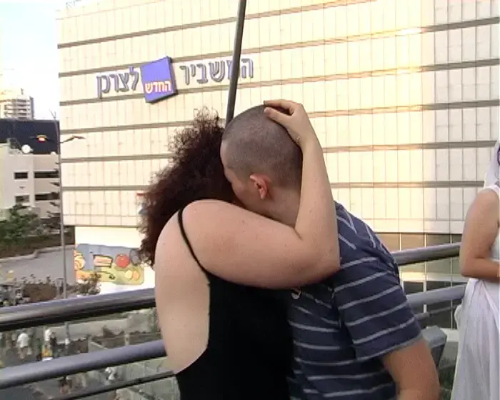 הלסביות בתל אביב מתנשקות למען הסובלנות