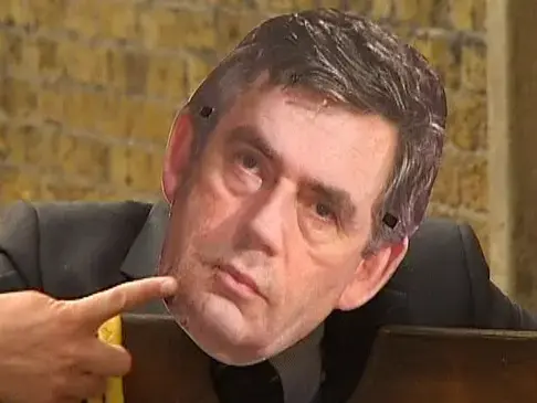 בבריטניה זורקים ביצים על ראש הממשלה