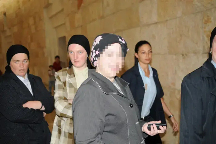 "יש לעצור האם המרעיבה עד תום ההליכים"