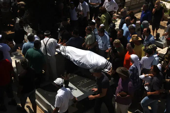 מאות ליוו את דודו טופז בדרכו האחרונה