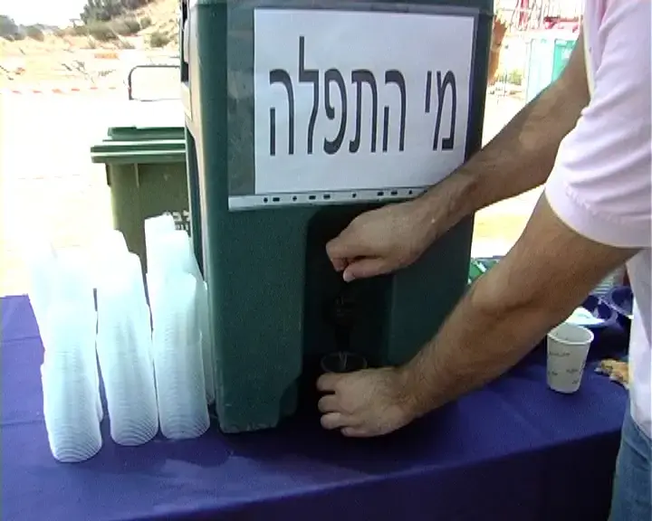 הפגנה: "היטל הבצורת לא מוסרי"