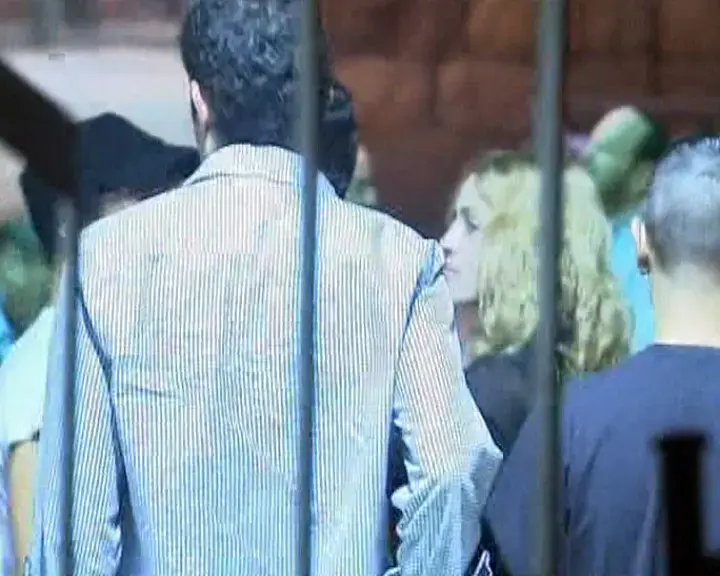 אוזניים לכותל, והוא שמע את מדונה