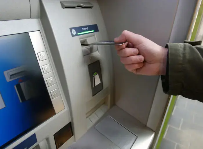 הצעת חוק: התור לפקיד ארוך? הבנק יפצה!