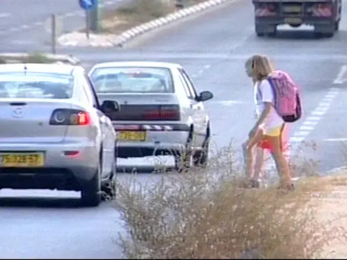 זינקה לכביש להציל את נכדה, ונפצעה קשה