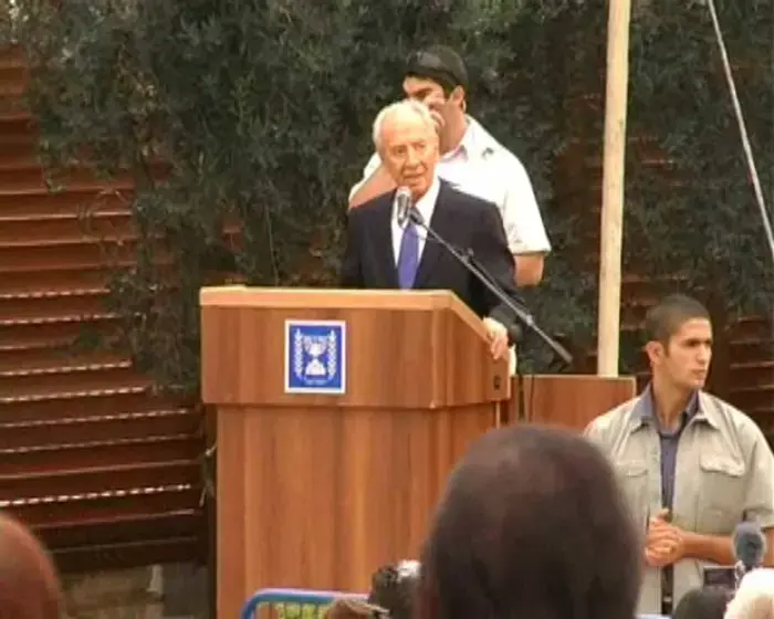 מי היו האושפיזין של הנשיא פרס בסוכתו?