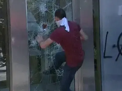 בכירי הבנק העולמי נפגשים, הטורקים מתפרעים