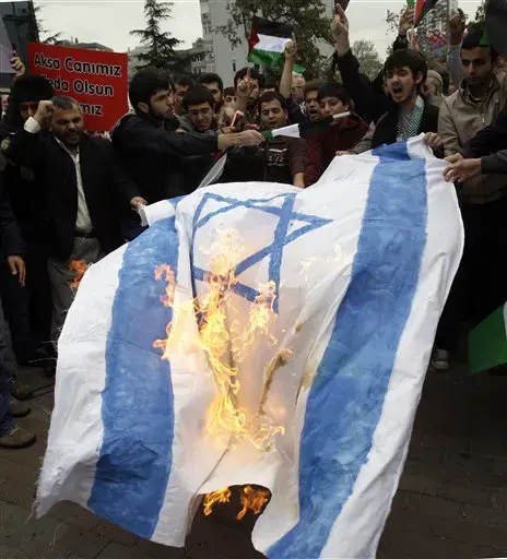 תמונות של שנאה: דגלי ישראל בלהבות