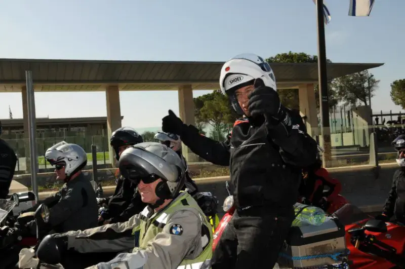 האם אופנוענים יחויבו ללבוש מעיל מגן?