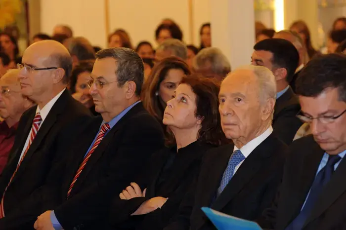 פרס: "אירן מנסה למוטט את השלום במזה"ת"