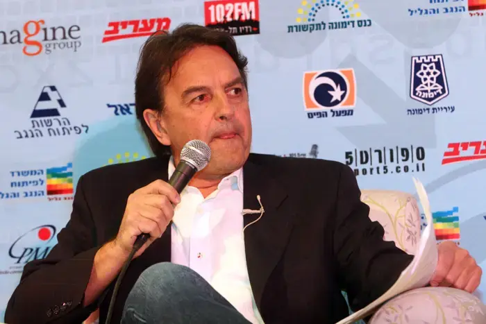 תלמידים בדימונה מפגינים נגד העיתונאי השבדי