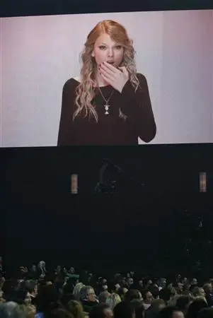 טיילור סוויפט כבשה את טקס פרסי המוזיקה האמריקאית