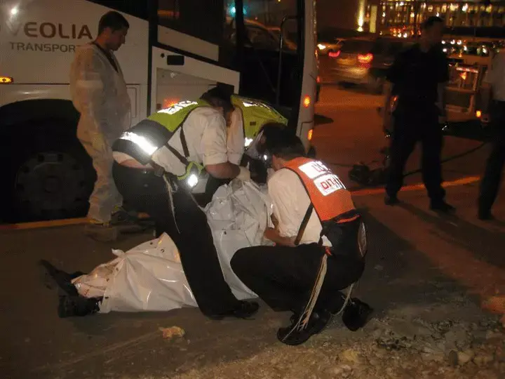 מכונאי נהרג כשאוטובוס בו טיפל התמוטט עליו