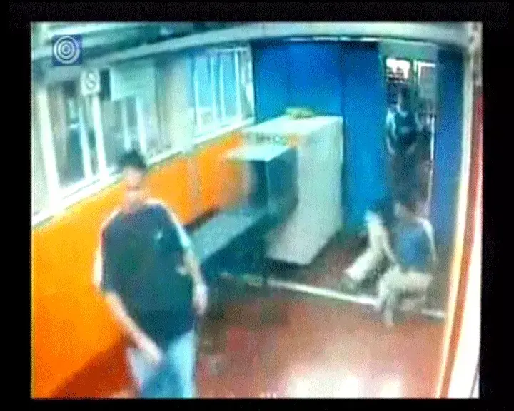 תיעוד: מחבלת דקרה מאבטח במחסום קלנדיה