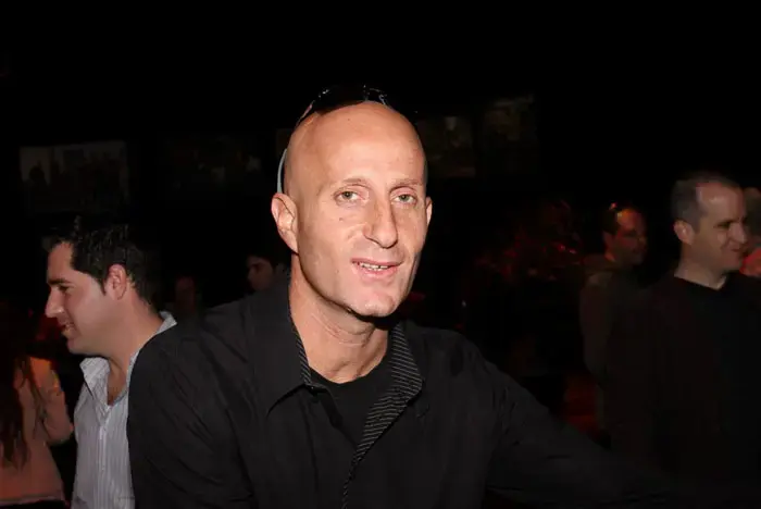 חשד: התחזו למפיקים של אלון גל והונו עשרות